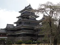 【旅ログ】松本城（長野県）｜堀沿いの桜と天守から見下ろした赤い橋