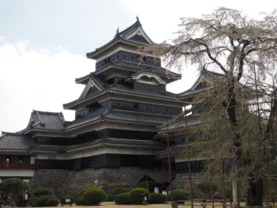 【旅ログ】松本城（長野県）｜堀沿いの桜と天守から見下ろした赤い橋
